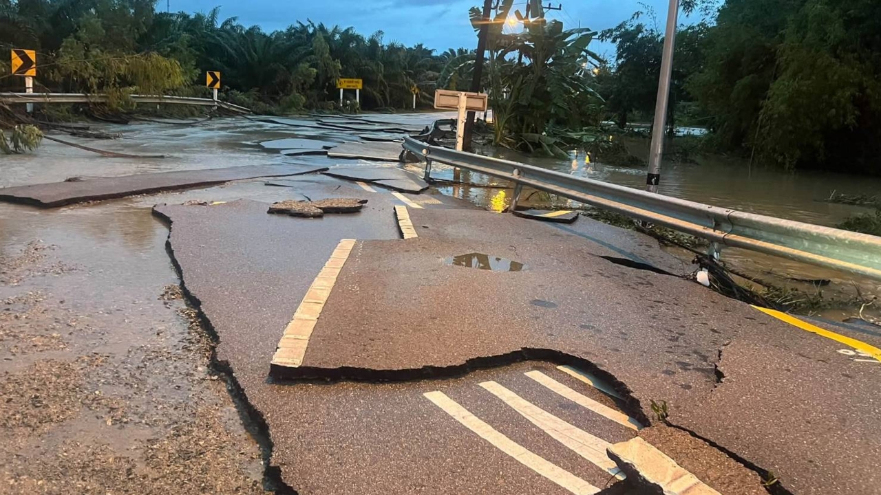 น้ำท่วมสระแก้ว เริ่มลดลง หลังฝนหยุดตกหนัก พบถนนขาด-ทรุดตัว เตือนระวังอุบัติเหตุ