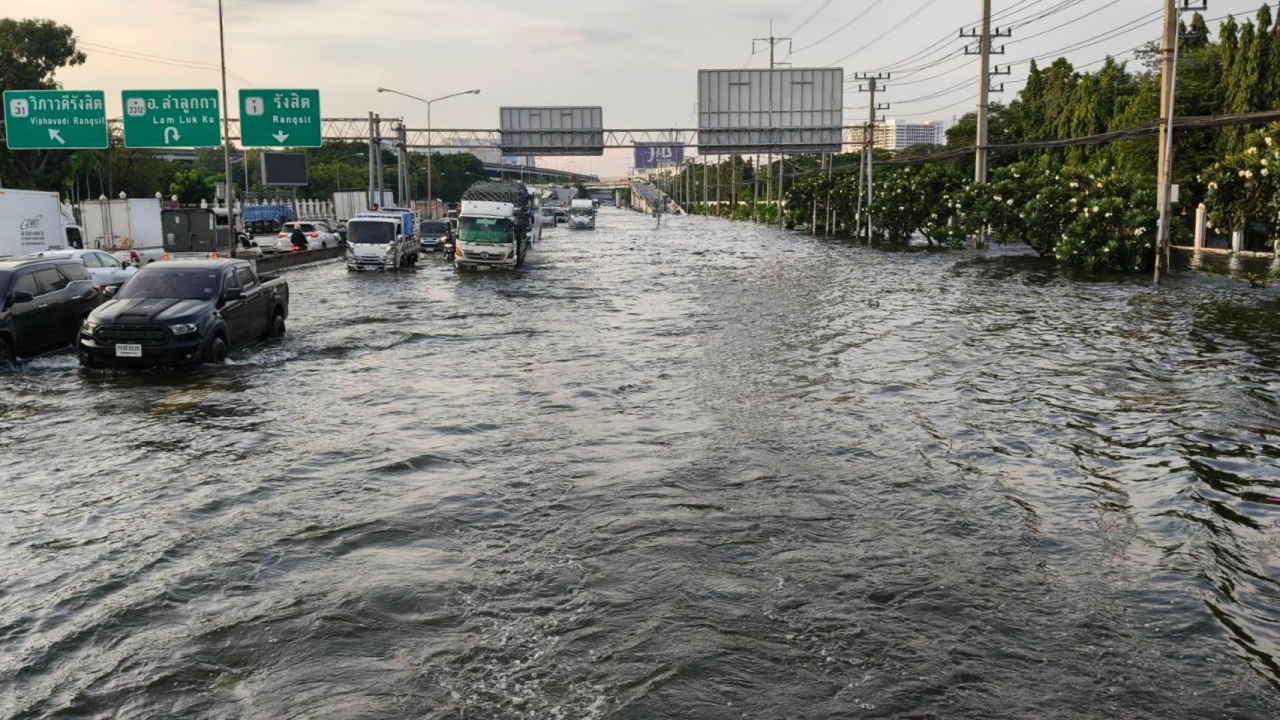 ฝนตกซ้ำ ถนนพหลโยธิน หน้าอนุสรณ์สถาน น้ำท่วมสูงเกือบเมตร รถดับหลายคัน