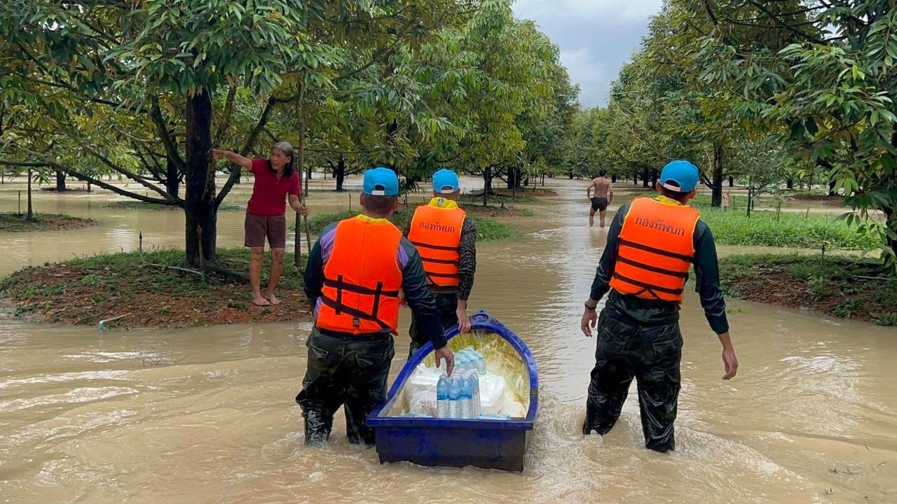 กองทัพบกเดินหน้าโรงครัวพระราชทาน ผลิตอาหารช่วยผู้ประสบอุทกภัย