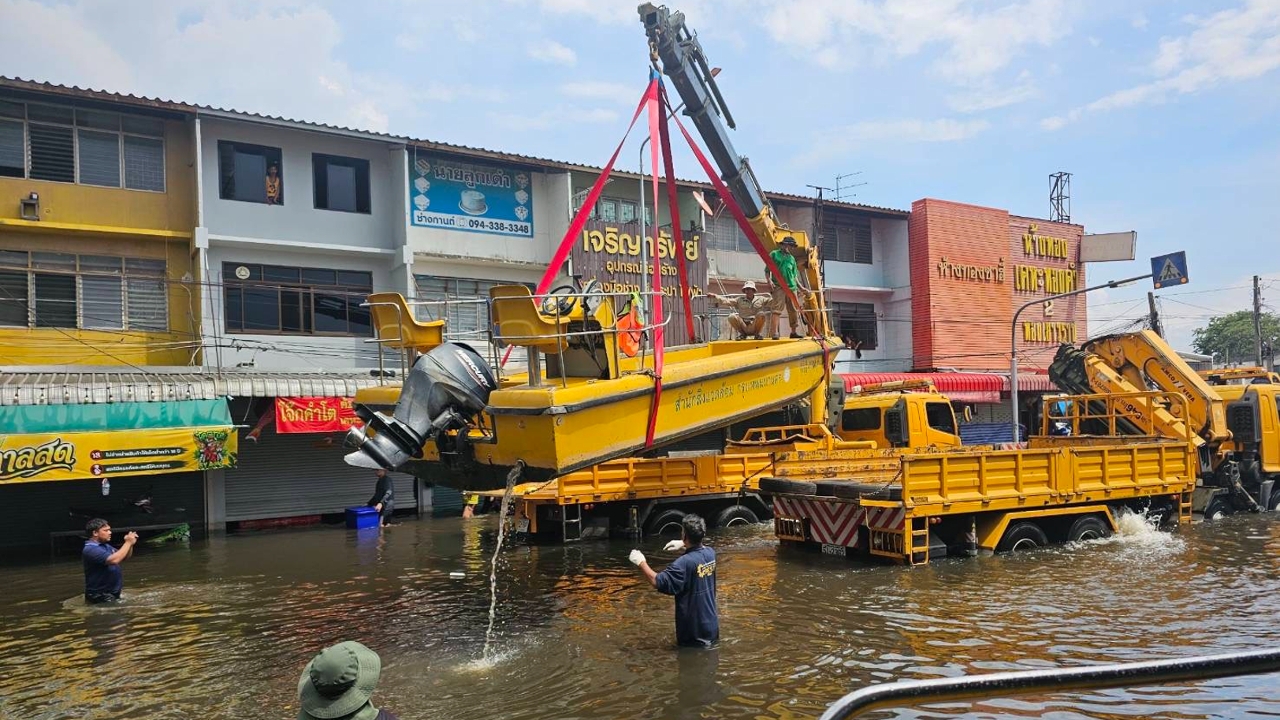 กทม. เร่งจัดเก็บขยะในพื้นที่ พร้อมขอรับสนับสนุนเรือท้องแบนขนาดเล็ก ขนย้ายขยะในพื้นที่น้ำสูง