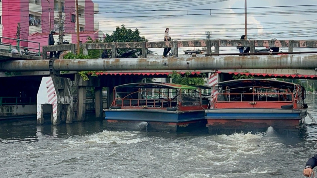 เรือโดยสารคลองแสนแสบ นำเรือช่วยผลักดันน้ำ 34 ลำ ยอมรับครั้งนี้หนักที่สุด