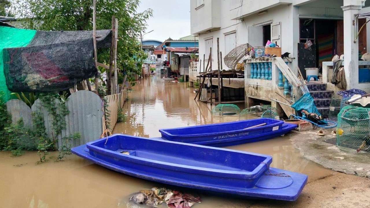 ปภ. อัปเดตล่าสุด สถานการณ์น้ำท่วม 30 จังหวัด-กทม. เร่งให้การช่วยเหลือประชาชน