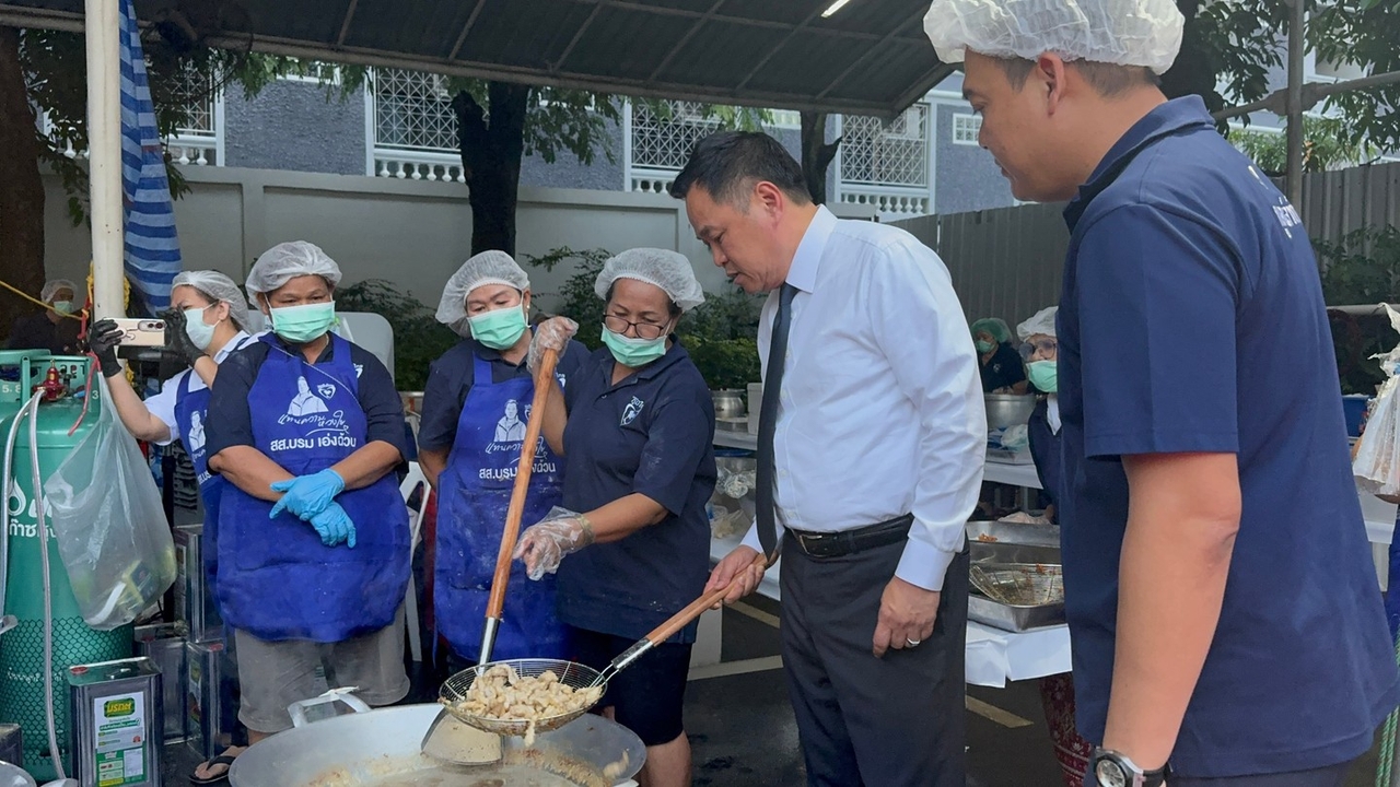 “อนุทิน” สวมบทเชฟลุยครัวภูมิใจไทย ผัดกะเพรา-ทอดหมูแจกผู้ประสบภัย