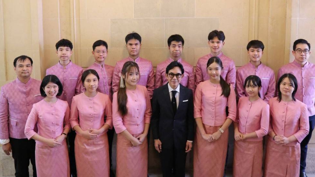 12 เยาวชนไทย สวมชุดไทยโชว์คนปารีส-วธ. จ่อดันเป็นมรดกทางวัฒนธรรมของมนุษยชาติ ปลายปีนี้