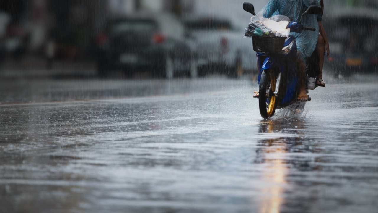 ฝนตกหนัก กทม.-สมุทรสาคร-สมุทรปราการ ก่อนค่อยๆ อ่อนกำลังลง ช่วงเย็นมีโอกาสตกอีก