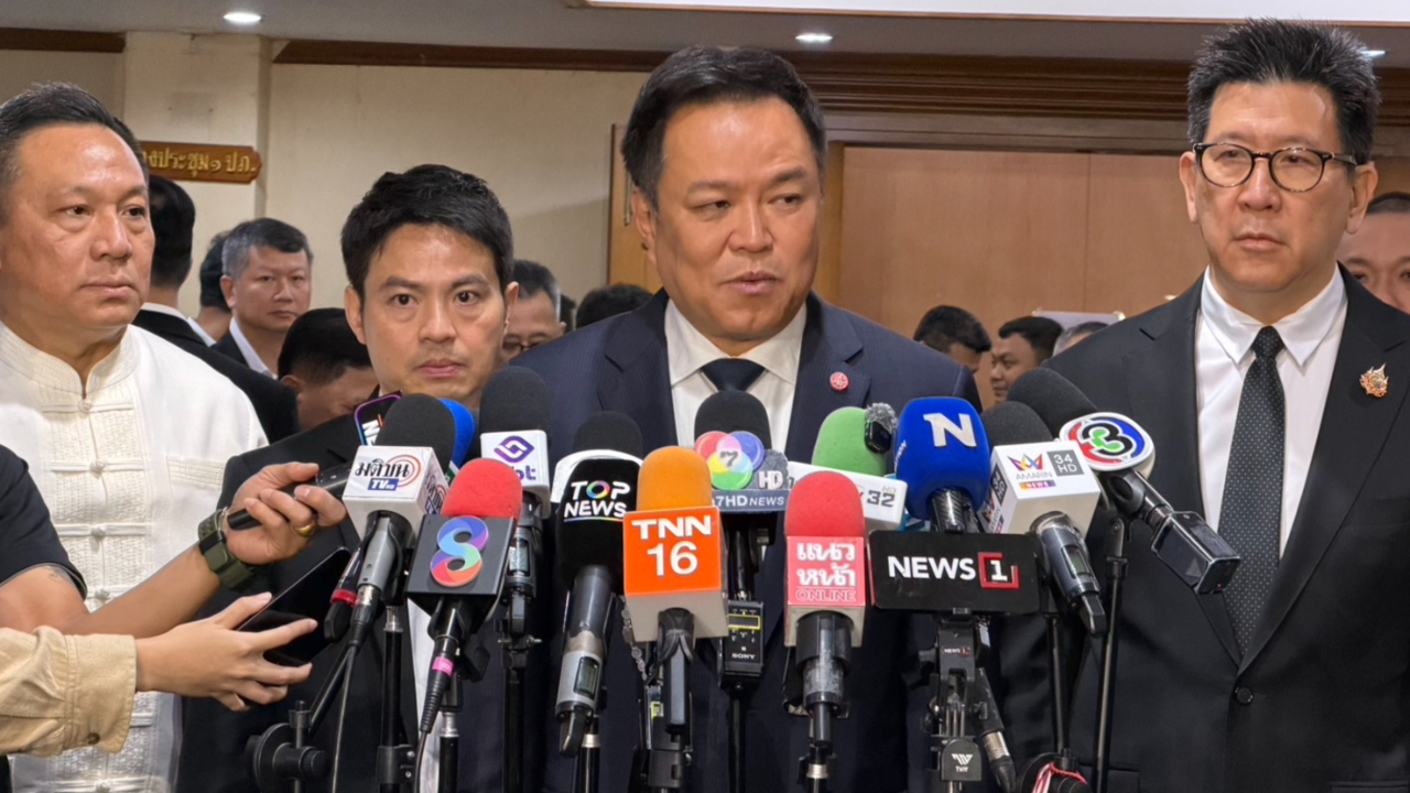 “อนุทิน” เดินหนีหลังได้ยินชื่อ “โรม” -ขออย่าถามตอบโต้ฝ่ายค้านให้มาแจงสภาเรื่องน้ำท่วม