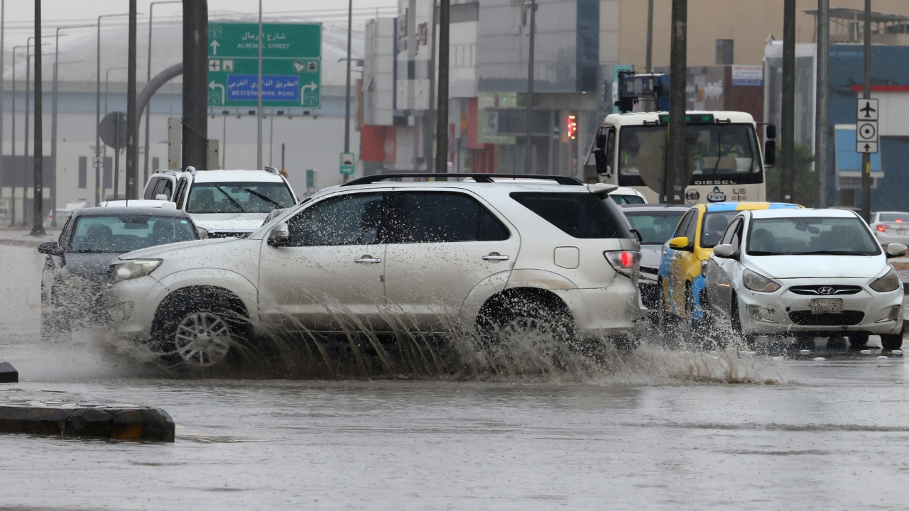 ฝนถล่มหลายพื้นที่ของซาอุฯ เตือนน้ำท่วมฉับพลัน-ลูกเห็บตก บางพื้นที่ประกาศเตือนภัยระดับสีแดง