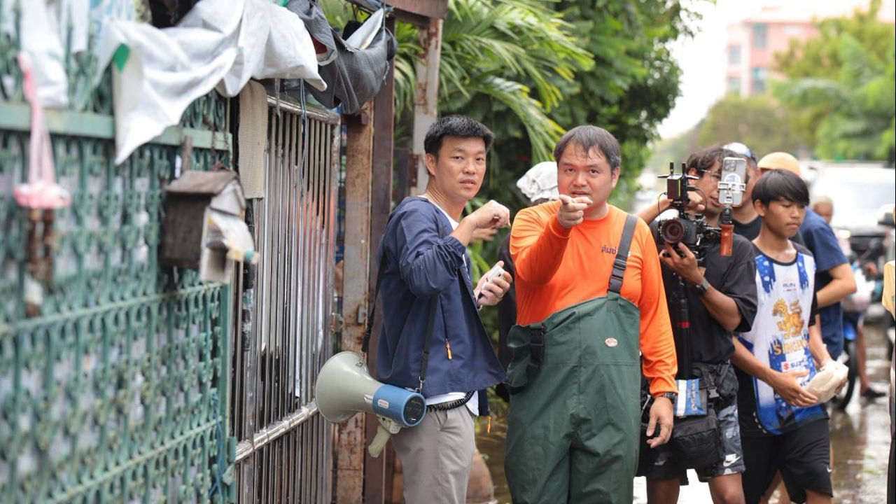“ณัฐพงษ์” สำรวจสถานการณ์น้ำท่วมรังสิต-ปทุมธานี ถามเครื่องสูบน้ำทำงานแค่ 60% 