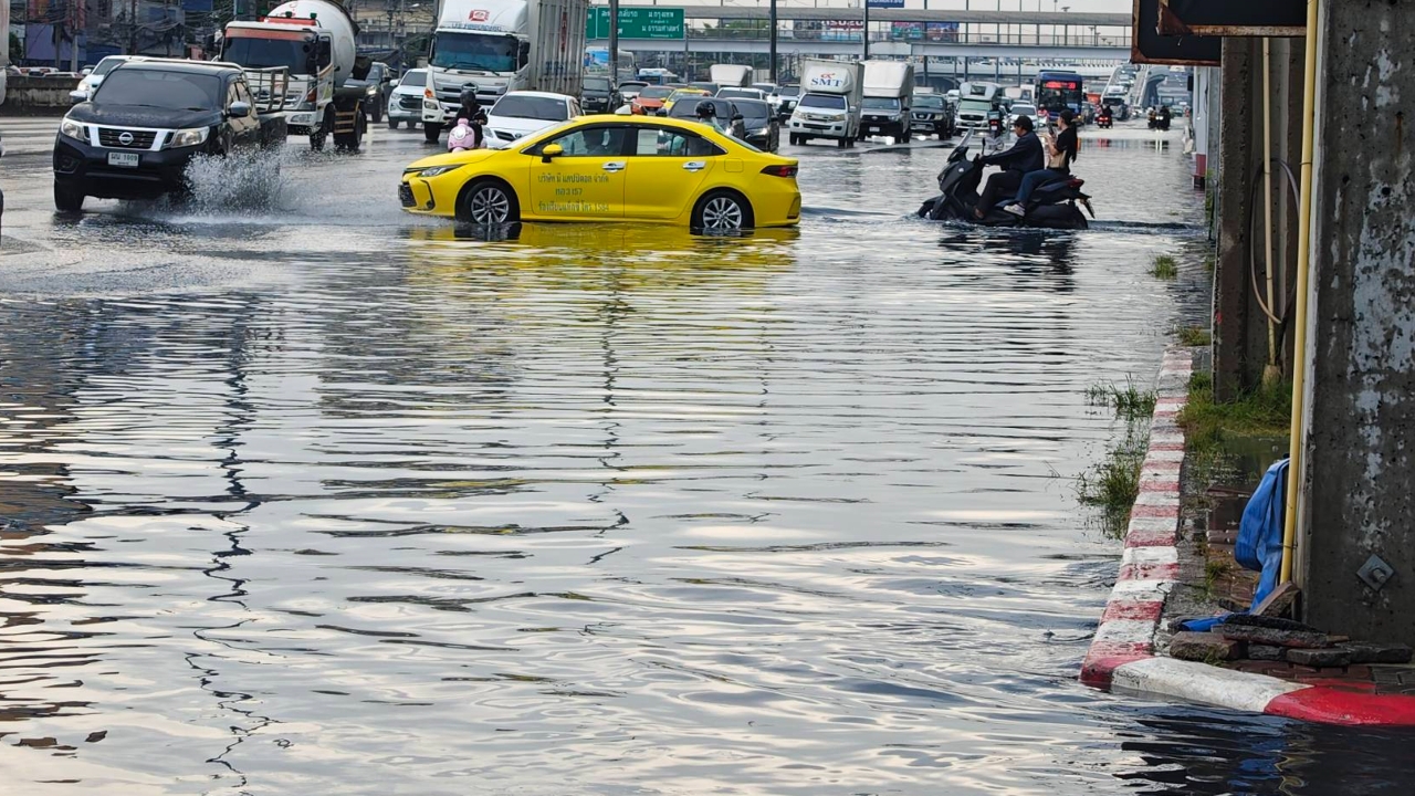 ปทุมธานีฝนถล่มครึ่งชั่วโมง จม 30 ซม. ชาวบ้านผงะน้ำดำคล้ำหวั่นเชื้อโรคปะปน