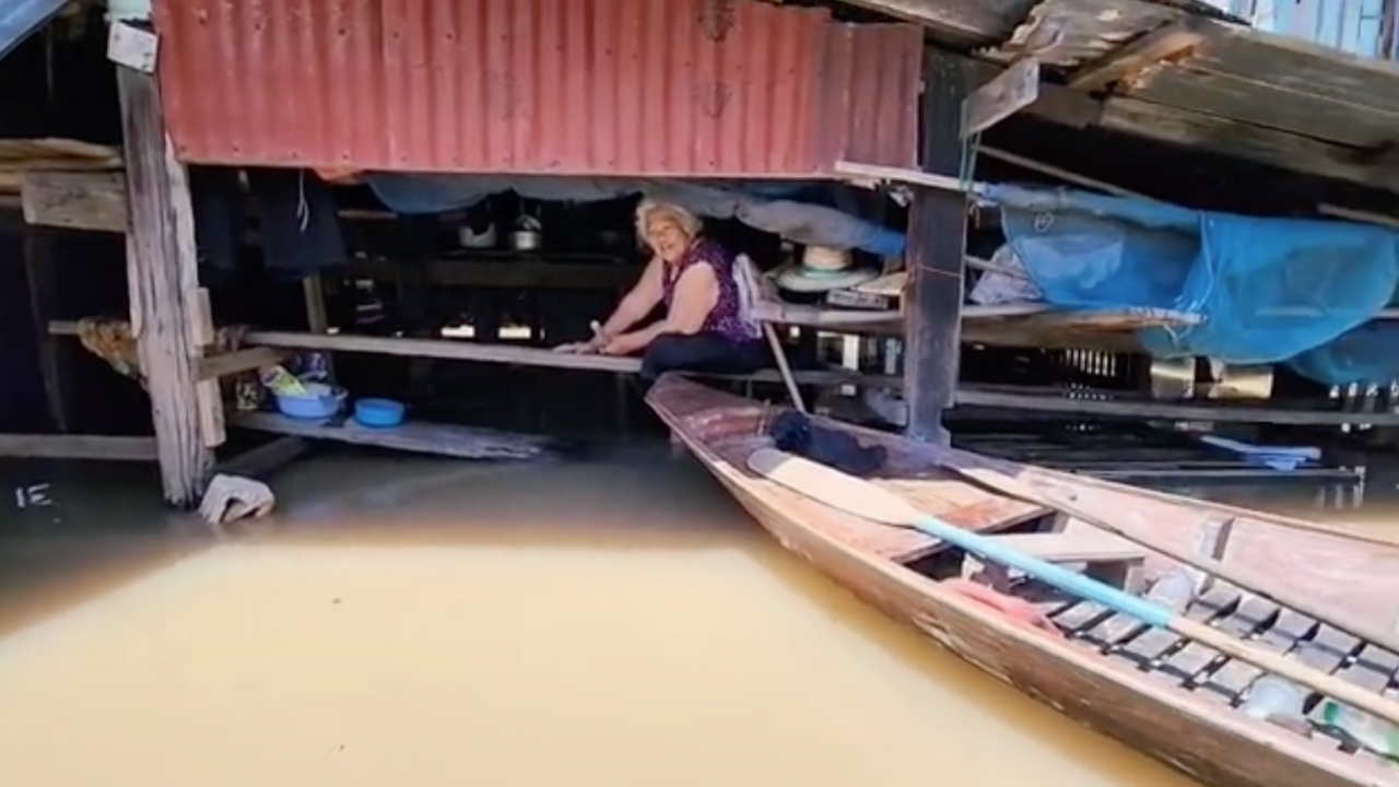 เสนายังอ่วม น้ำท่วมบ้านสูงเกือบ 1 เมตร ชาวบ้านต้องหนุนพื้นหนี จนเกือบติดหลังคา