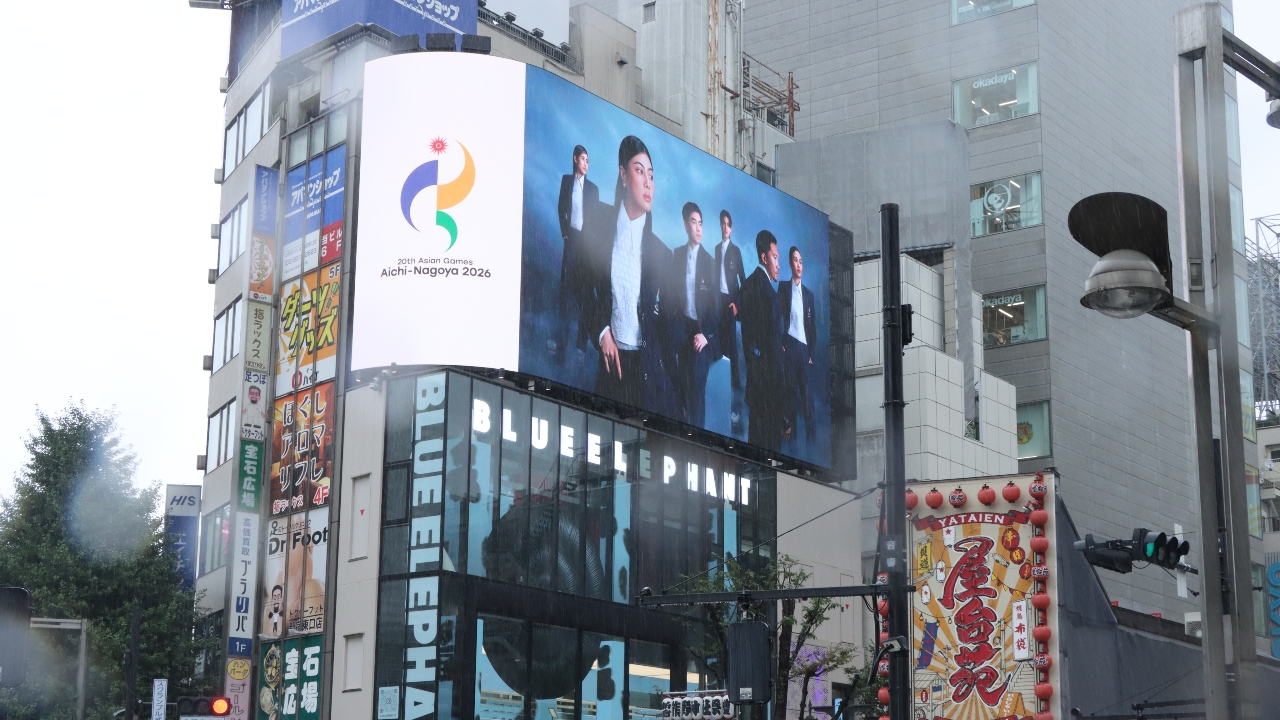 Resounding Across Asia! Royal Thai Costumes and Thai National Team Sportswear Featured on Billboard in Tokyos Ginza District