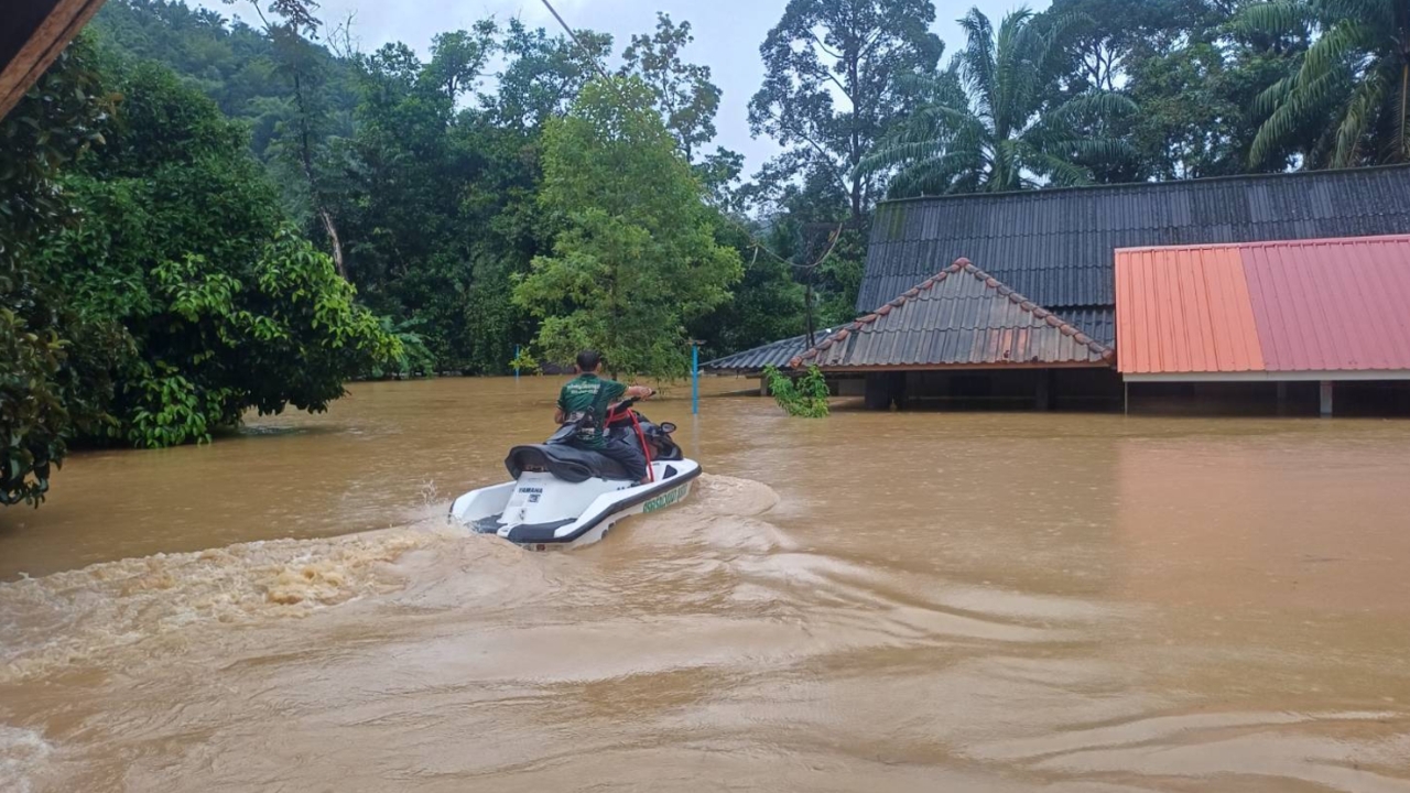 “จุลพันธ์” สั่งประสาน 5 เสือแรงงาน ช่วยน้ำท่วมพังงาอย่างใกล้ชิด