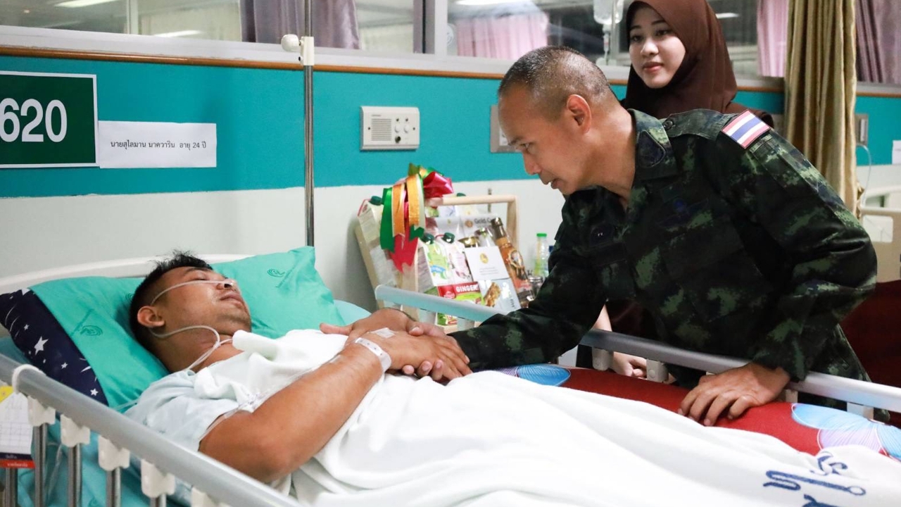 ว่าที่แม่ทัพภาค 4 เข้าเยี่ยมให้กำลังใจ อส. สุคิริน บาดเจ็บจากเหตุลอบวางระเบิด 