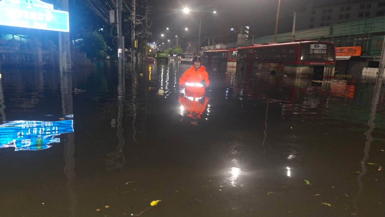 "สี่แยกบางกะปิ" ยังอ่วม ระดับน้ำยังท่วมสูง รถทุกชนิดไม่สามารถสัญจรผ่านได้