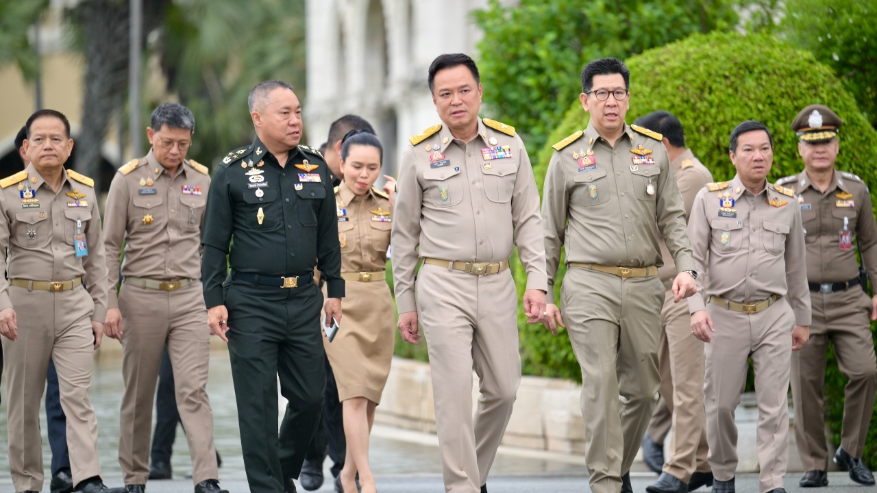 นายกฯ เรียก เอกนิติ-เสธ.ทบ.-มท. หารือสถานการณ์น้ำท่วม ใช้รถทหารช่วยขนส่ง ปชช.