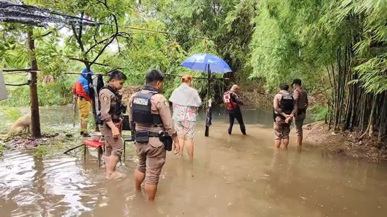 สลดน้ำท่วมบางปู เด็กชายวัย 6 ขวบ พลัดตกลำราง จมน้ำดับ แม่ร่ำไห้โผกอดศพลูก