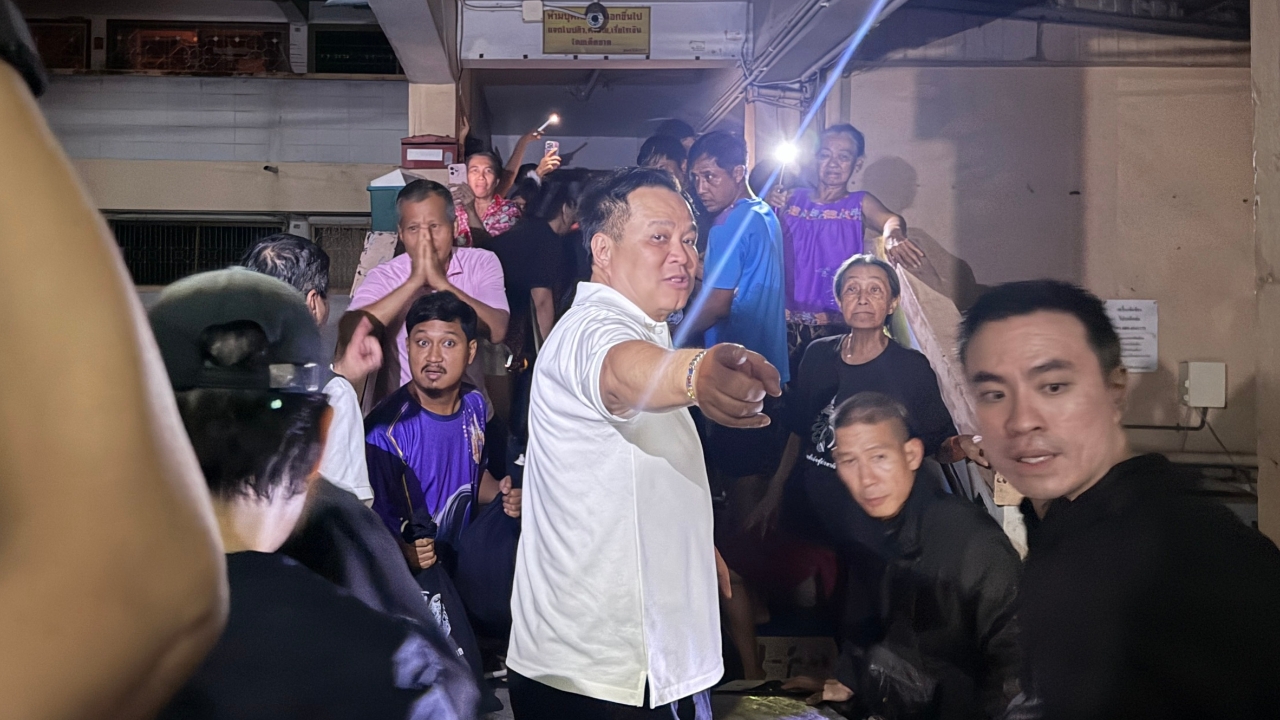 ชายปริศนาเดือดตะโกนถาม “เข้ามาทำไม” หลัง “อนุทิน” ลงเรือแจกของแฟลตคลองจั่น