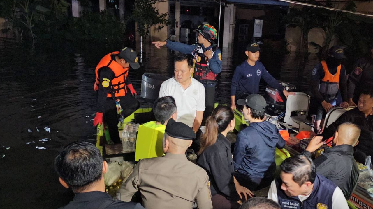 “นายกฯ หนู” ติดตามน้ำท่วมแฟลตคลองจั่น ลงเรือแจกอาหาร-น้ำดื่ม-สิ่งของ