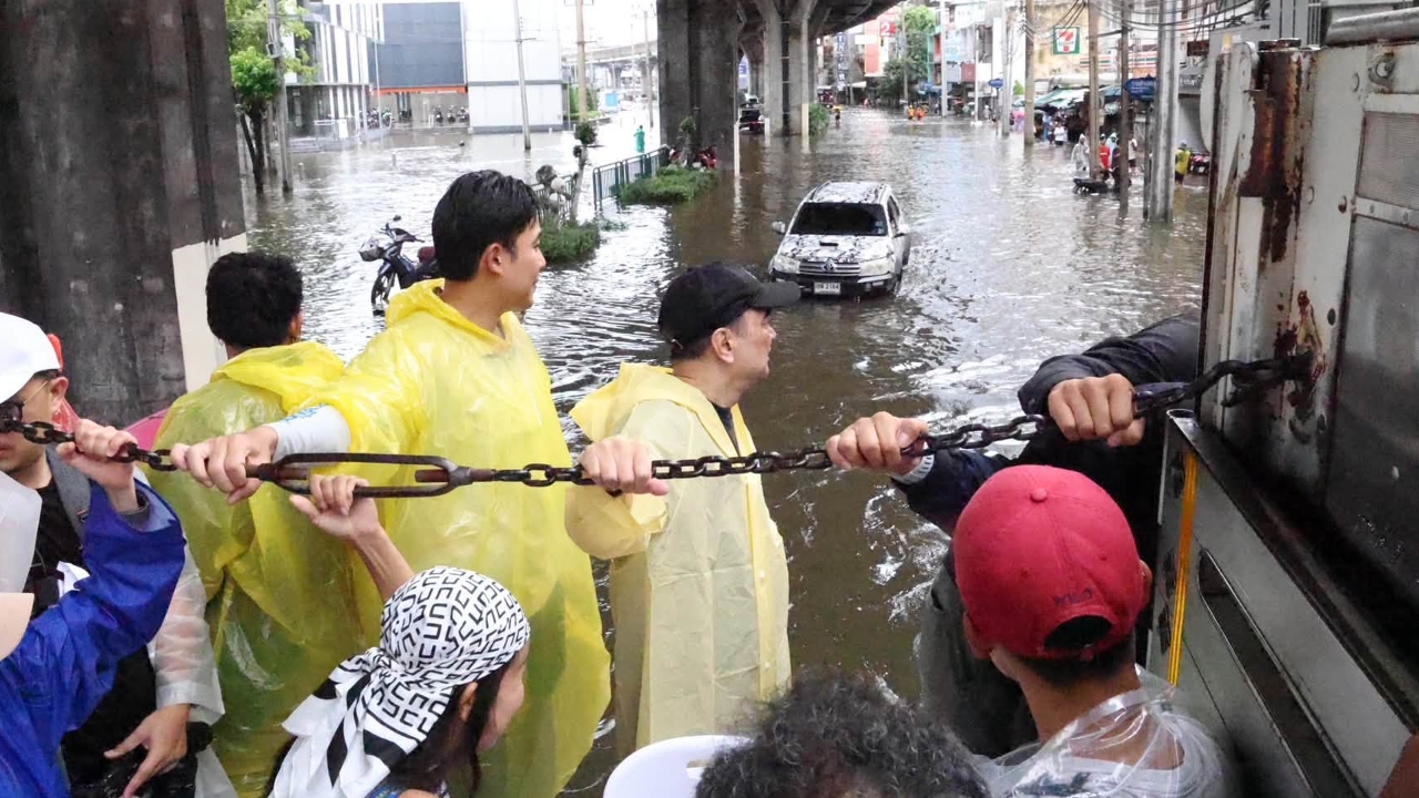 “อภิสิทธิ์” นำประชาธิปัตย์ ลุยช่วยน้ำท่วมรามคำแหง-แฟลตคลองจั่น