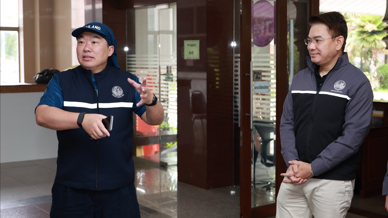  "Bolt - Grab" มอบเรือ-สิ่งของบรรเทาทุกข์ หนุนภารกิจช่วยผู้ประสบภัยน้ำท่วม