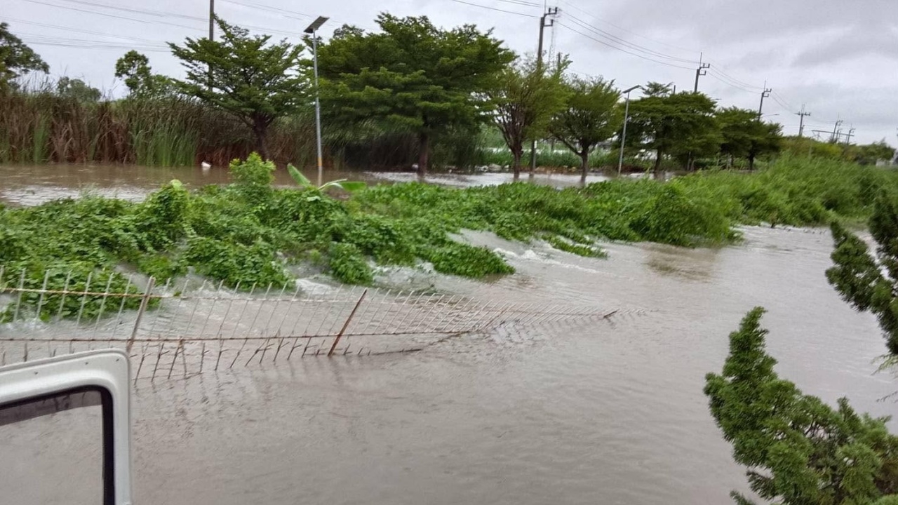 กำแพงกั้นคลองหลังหมู่บ้านพัง น้ำทะลักท่วมสูงเกือบ 2 เมตร บ้าน 700 หลังจมบาดาล