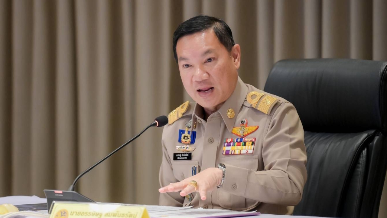 ปลัดมท. สั่งระดมรถสุขาเคลื่อนที่ รถประกอบอาหาร ช่วยน้ำท่วม กทม.