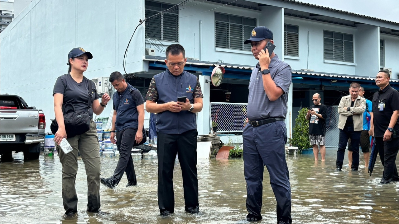 รมว.กลาโหม สั่งด่วนเร่งช่วยนักศึกษาชายแดนใต้และชุมชนมุสลิมติดน้ำท่วมรามคำแหง 24