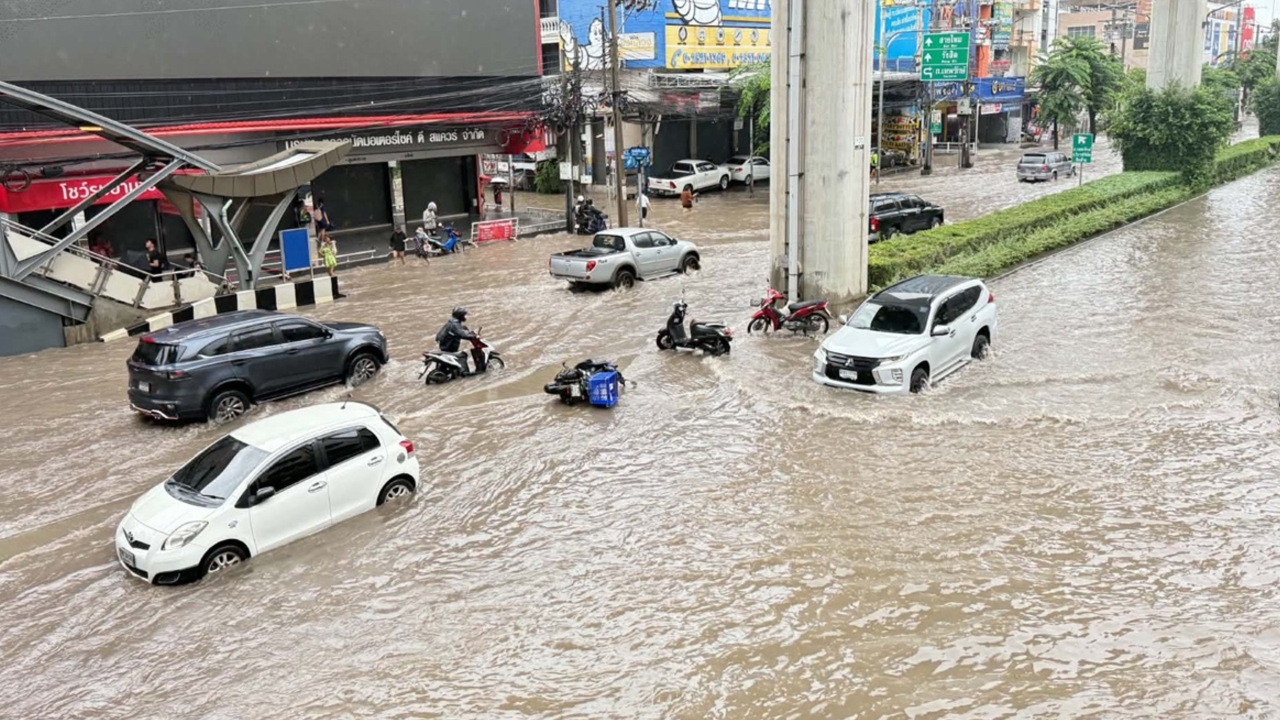 รวมสายด่วนประกันภัยรถยนต์ เคลมน้ำท่วม แจ้งเหตุได้ 24 ชั่วโมง