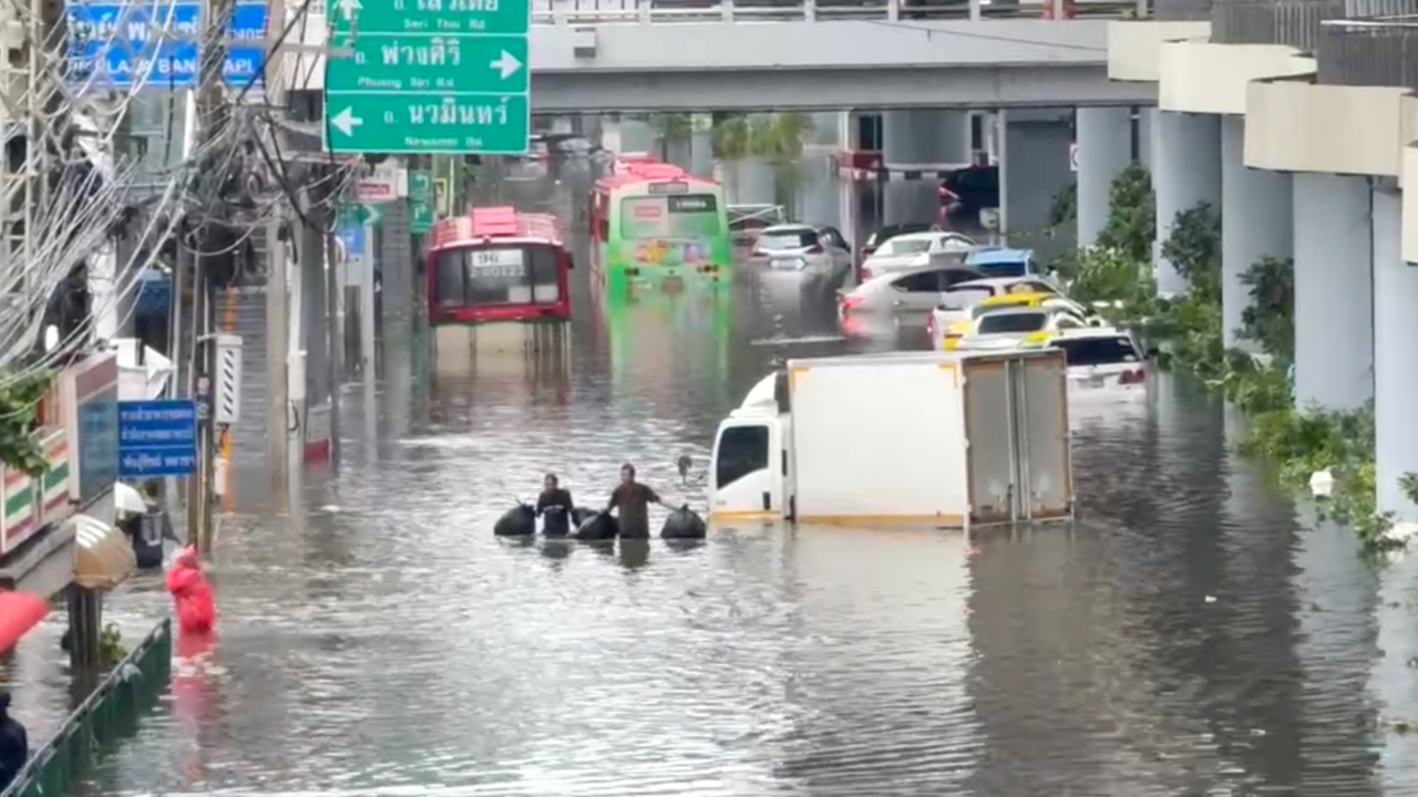บางกะปิ ยังท่วมหนัก บางจุดระดับน้ำช่วงเอว ชาวบ้านหนีน้ำขึ้นมาอยู่สกายวอร์ค