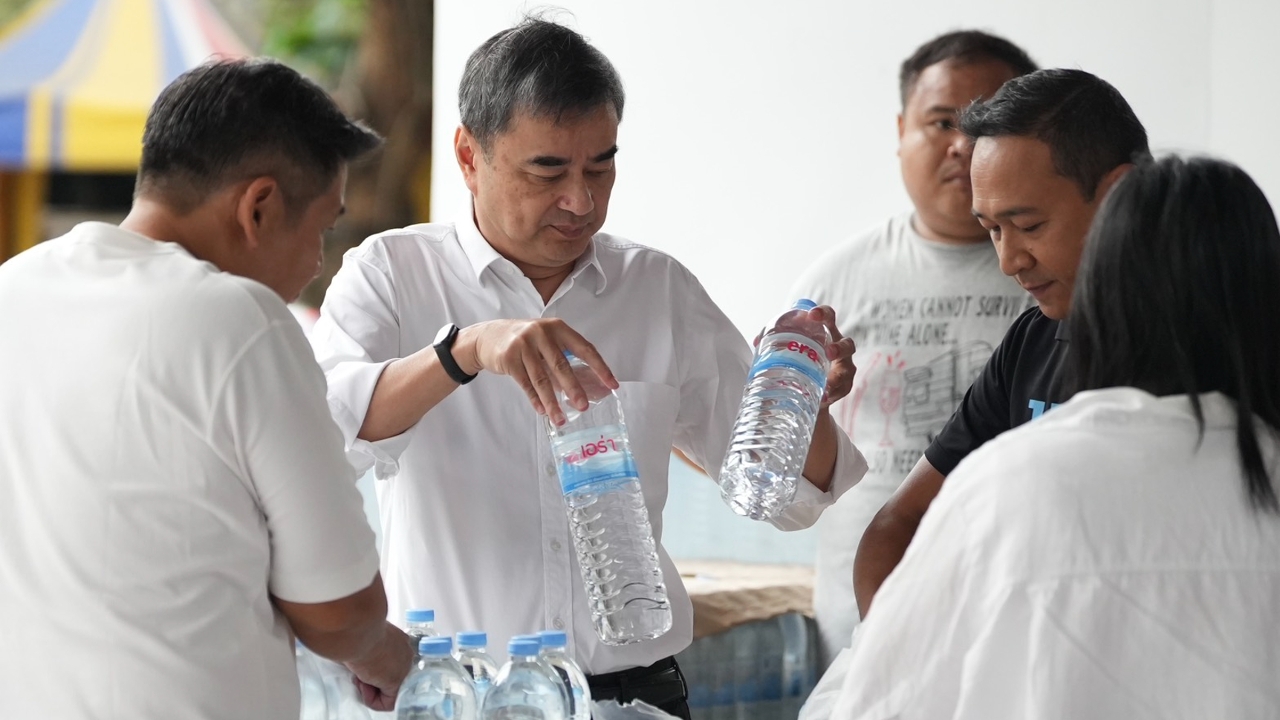 “อภิสิทธิ์” นำ “พลพรรคประชาธิปัตย์ ระดมกำลังเร่งบรรจุถุงยังชีพ ช่วยประชาชน