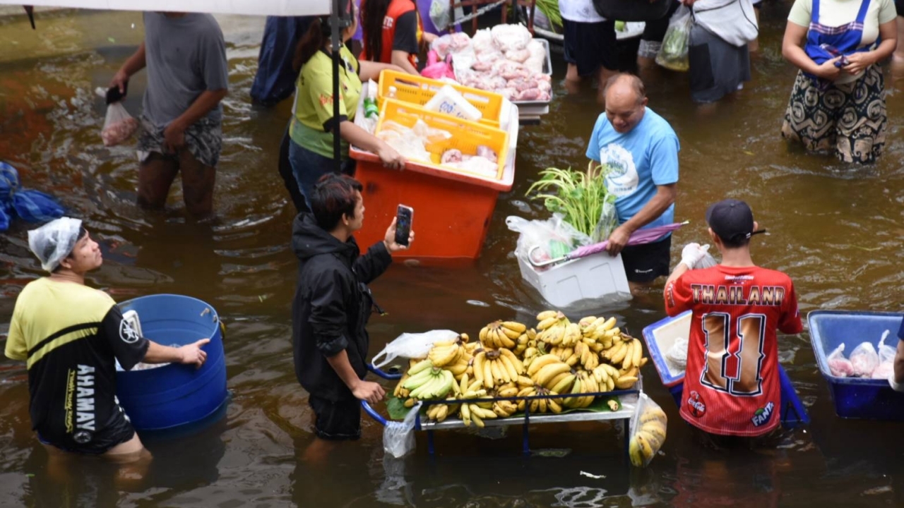 อยู่ๆ ก็กลายเป็น "ตลาดน้ำบางกะปิ" คนยังจับจ่ายซื้อของคึกคัก