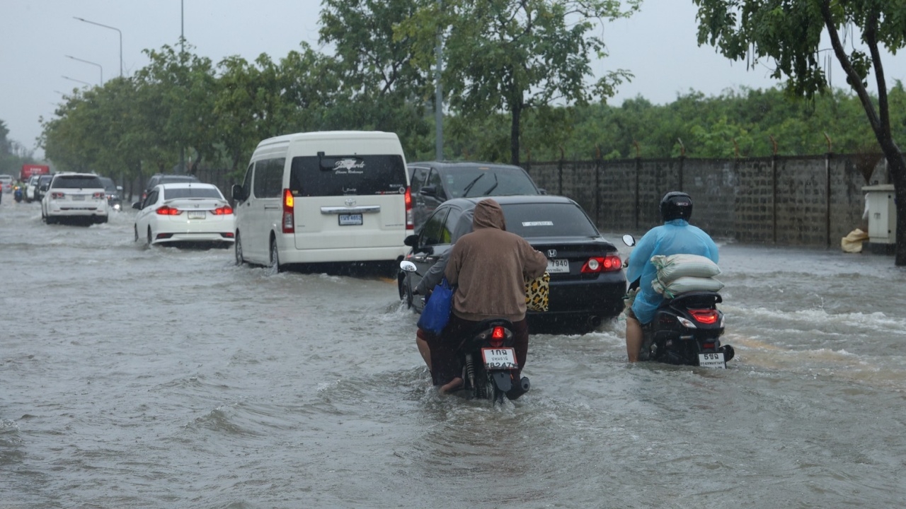 ปภ. เตือนเฝ้าระวัง "ฝนตกหนัก" เสี่ยงน้ำท่วมฉับพลัน พื้นที่ท้ายน้ำเตรียมรับมวลน้ำ