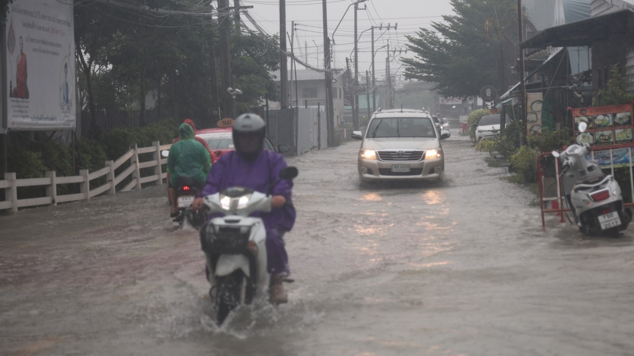 ฝนถล่ม กทม. ต่อเนื่องกว่า 48 ชม. ปริมาณฝนสะสมใกล้แตะ 300 มม. หนักสุดเขตมีนบุรี