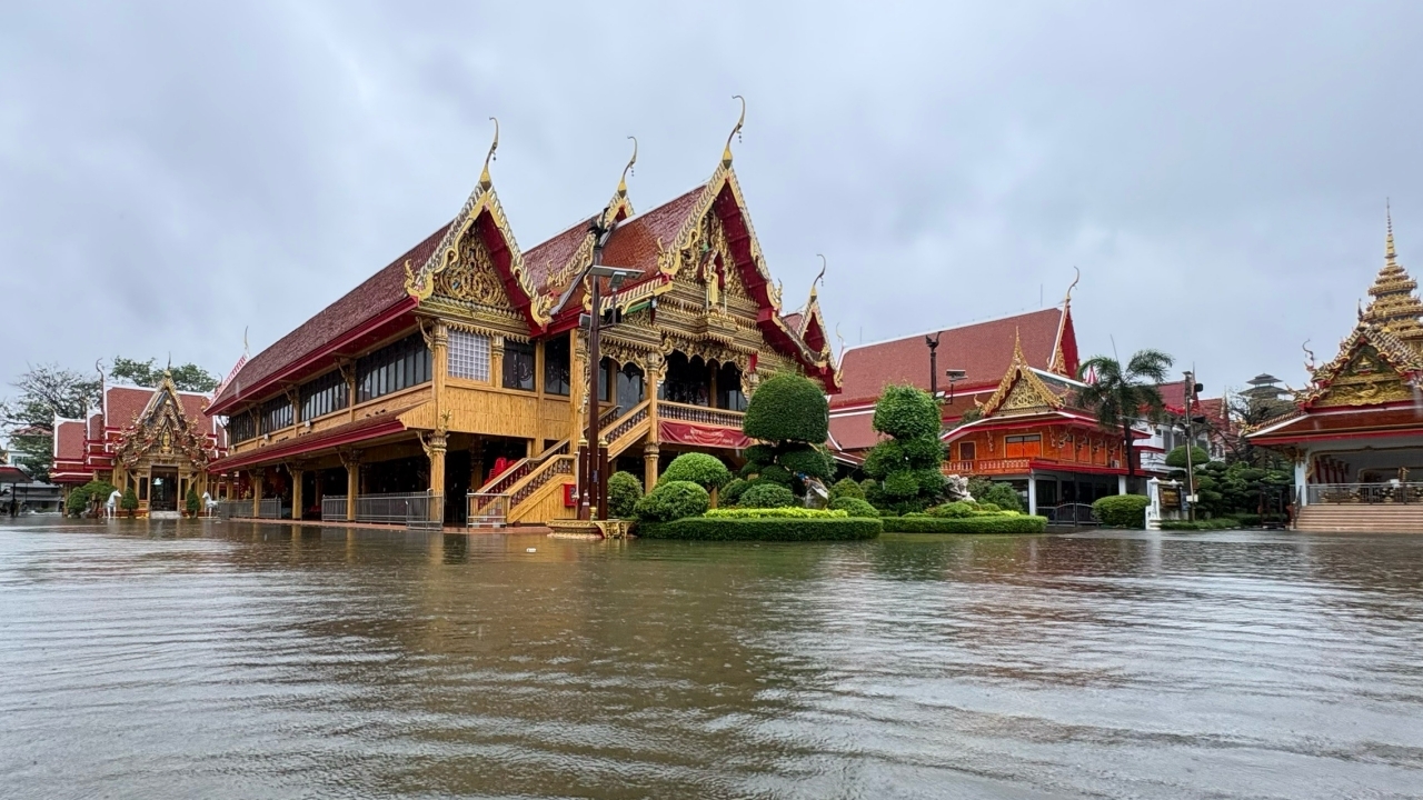 น้ำทะลักวัดสายไหม ห้องคลังใต้หอสวดมนต์ จมน้ำสูง 5 เมตร เร่งเสริมกระสอบทราย