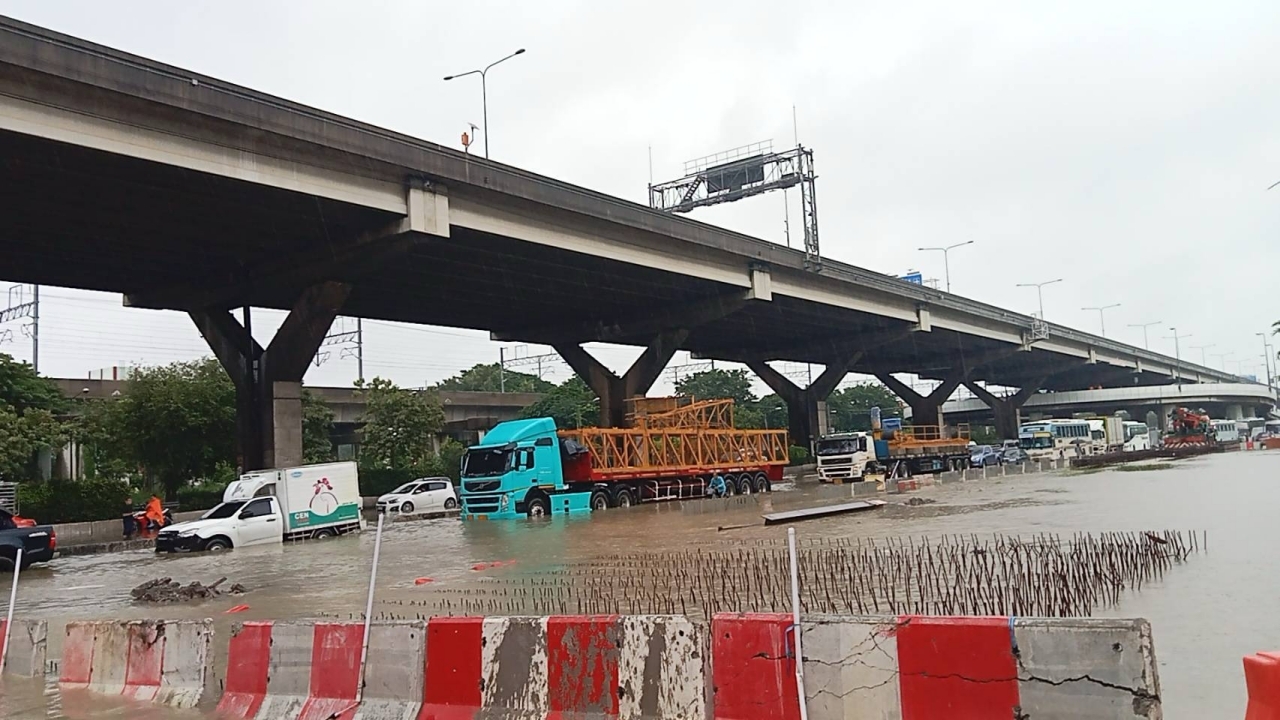 ถนนวิภาวดีฯ ขาเข้า ช่วงด่านแจ้งวัฒนะ–แยกหลักสี่ น้ำท่วมขังสูง 40 ซม. 