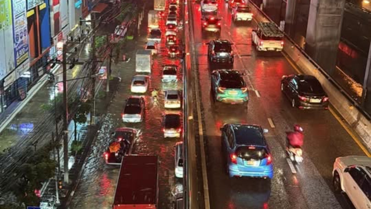 คนกรุงอ่วม หลายจุดยัง "น้ำท่วมขัง" หลังฝนตกถล่มต่อเนื่องทั้งวัน ทำรถติดหนักมาก