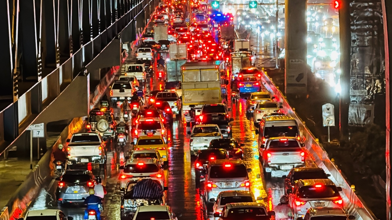 นนทบุรีฝนตกต่อเนื่อง "ถนนรัตนาธิเบศร์-ติวานนท์" น้ำท่วมขังหลายจุด ทำรถติดหนัก