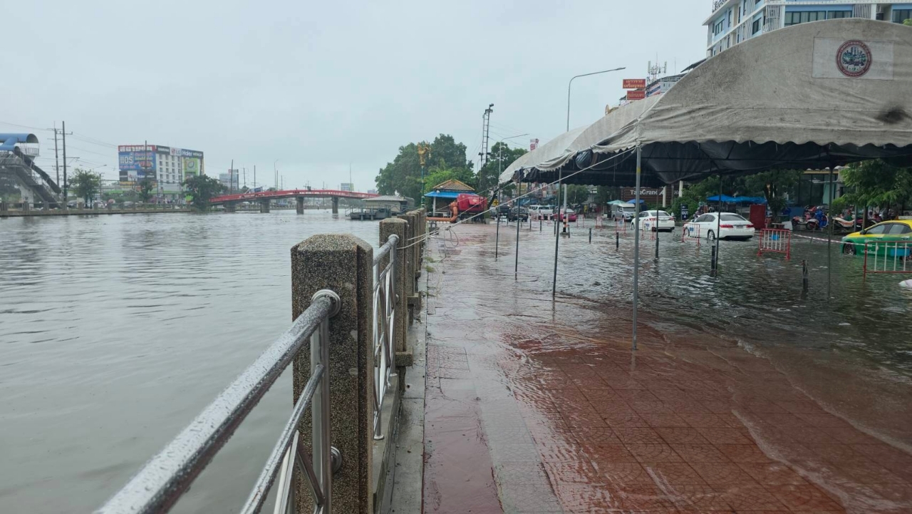 ฝนตกแช่ทั้งวัน น้ำเอ่อท่วมถนนเลียบคลองรังสิต ขึ้น “ธงแดง” เตือน