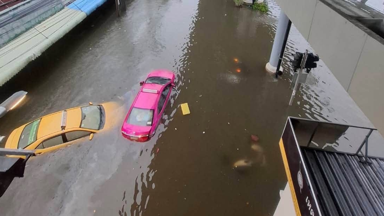 สน.ลาดพร้าว แนะหลีกเลี่ยงเส้นทาง บริเวณสี่แยกบางกะปิ ระดับน้ำท่วมขังบนผิวการจราจรสูง
