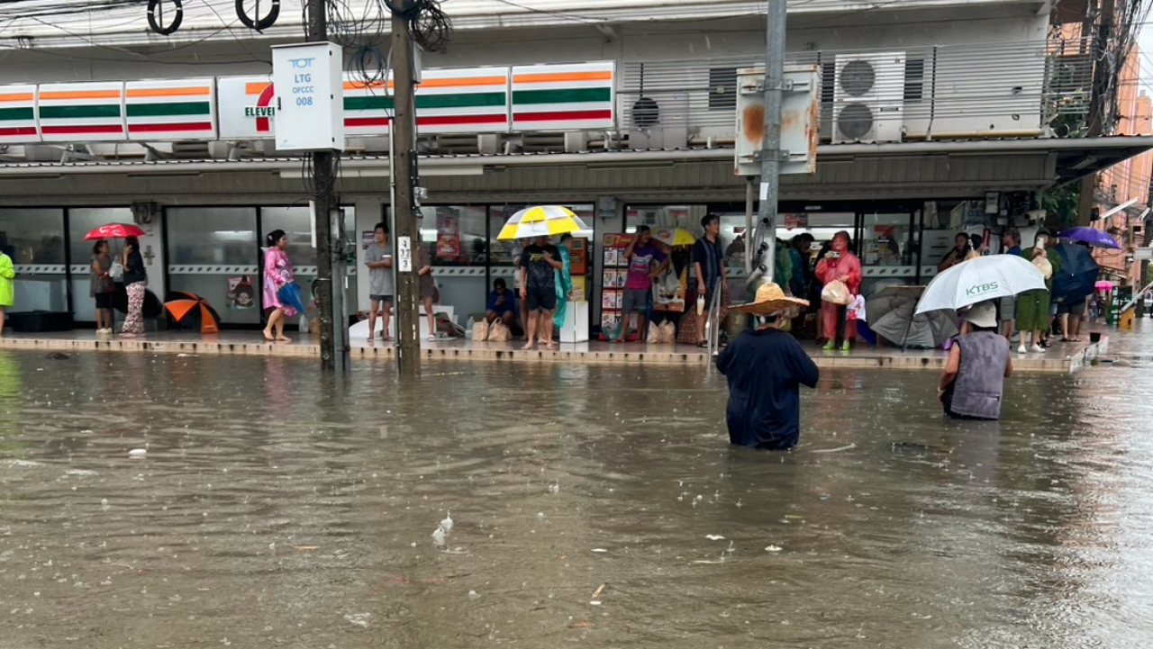 เพจดังคาด ฝนยังจะตกทั้งวันทั้งคืน ทนอีก 2 วัน สถานการณ์จะดีขึ้น
