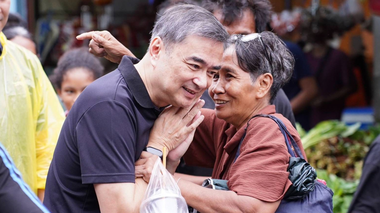 “อภิสิทธิ์” รุดตั้งโรงครัวปรุงอาหารสุกช่วยชาวคลองเตย พร้อมเปิดศูนย์ประสานงานช่วยประชาชน