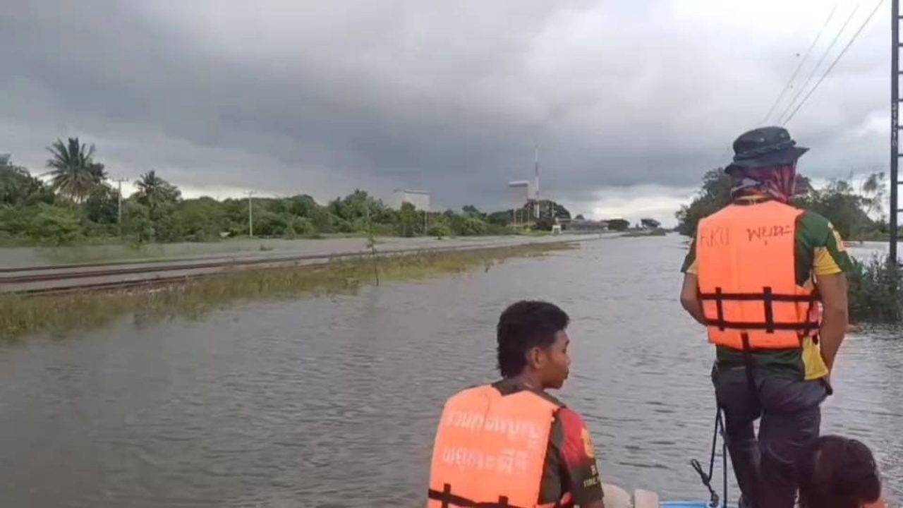 รฟท. ประกาศงดเดินขบวนรถไฟสายเหนือ 9 ขบวน หลังน้ำท่วมสถานีหัวงิ้ว จ.นครสวรรค์