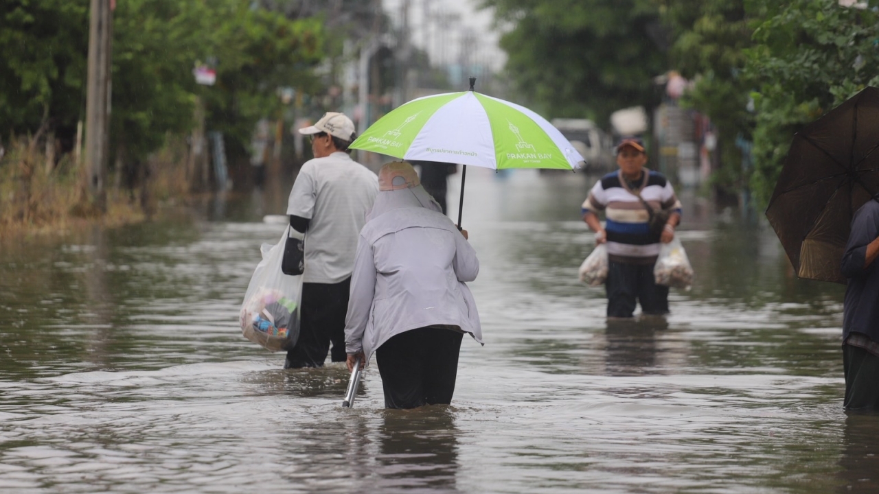 บางพลียังอ่วม น้ำท่วมสูงหลายจุด ชาวบ้านลุยออกไปตุนอาหาร บางอย่างหมดเกลี้ยงชั้น