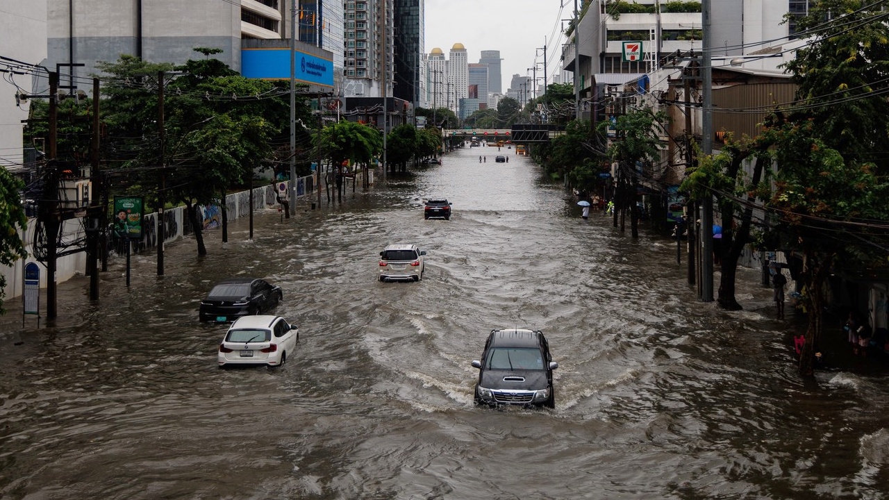สน.มักกะสัน ประชาสัมพันธ์แจ้งเจ้าของรถจอดเสีย บริเวณน้ำท่วมถนนเพชรบุรีตัดใหม่