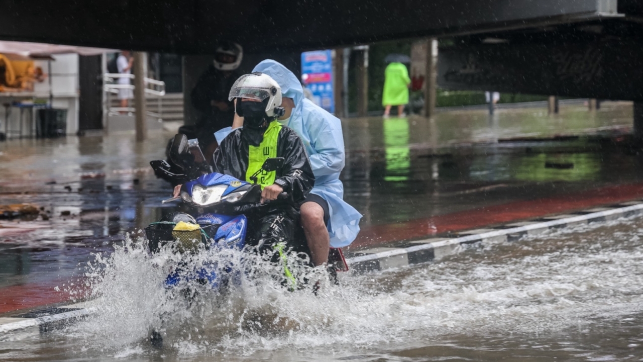 อุตุฯ ประกาศฉบับ 14 กรุงเทพฯ ปริมณฑล ภาคตะวันออก ฝนลดลง แต่ยังตกหนักบางแห่ง