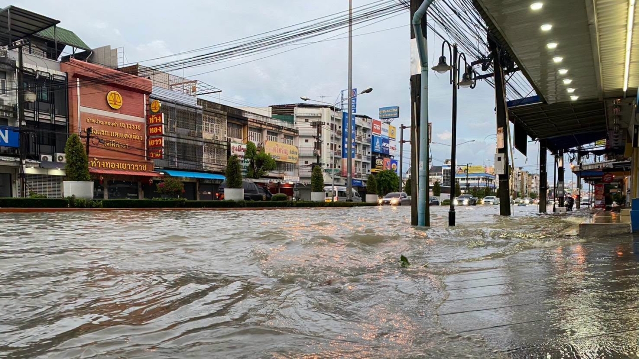 ระยองฝนตกทั้งคืน น้ำท่วมถนนบางจุด กปภ. ไม่สามารถสูบจ่ายน้ำได้ตามปกติ