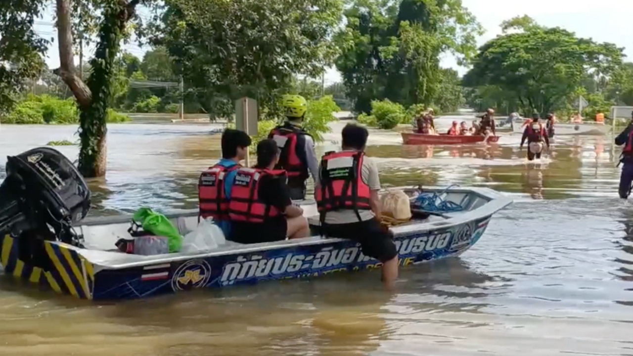 น้ำท่วมปราจีนฯ รพ.กบินทร์บุรี จัดตั้งโรงพยาบาลสนามดูแลผู้ป่วย หลังถนนสาย 304 น้ำท่วมสูง