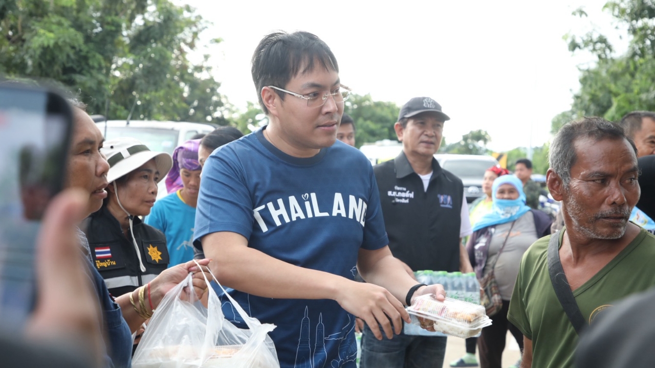 “อัครนันท์” ช่วยน้ำท่วมกาญจนบุรี ย้ำ ผู้แทนฯ ไม่ใช่แค่ทำงานในสภา 