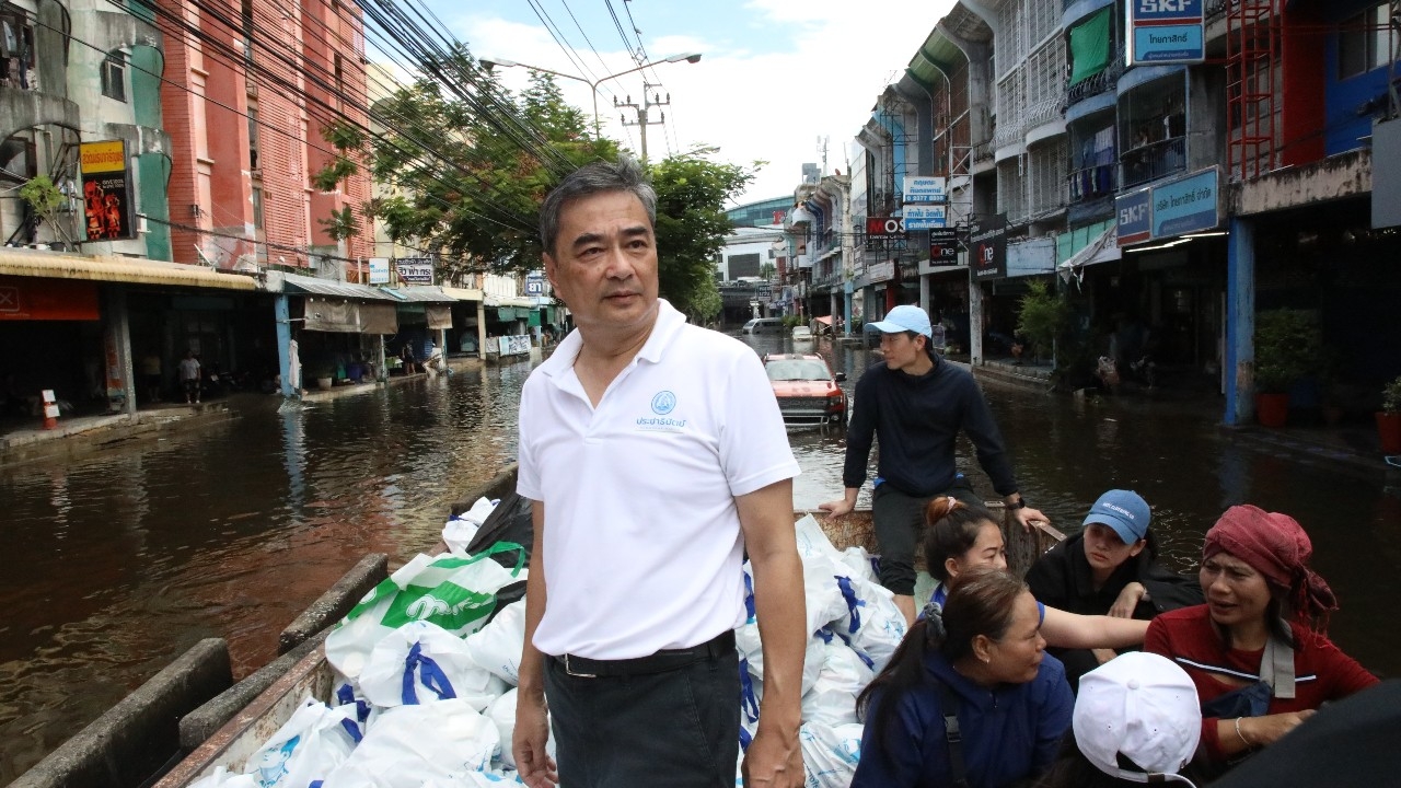 “อภิสิทธิ์-ชวน” นำทัพ ปชป. แจกถุงยังชีพช่วยน้ำท่วมบางกะปิ 