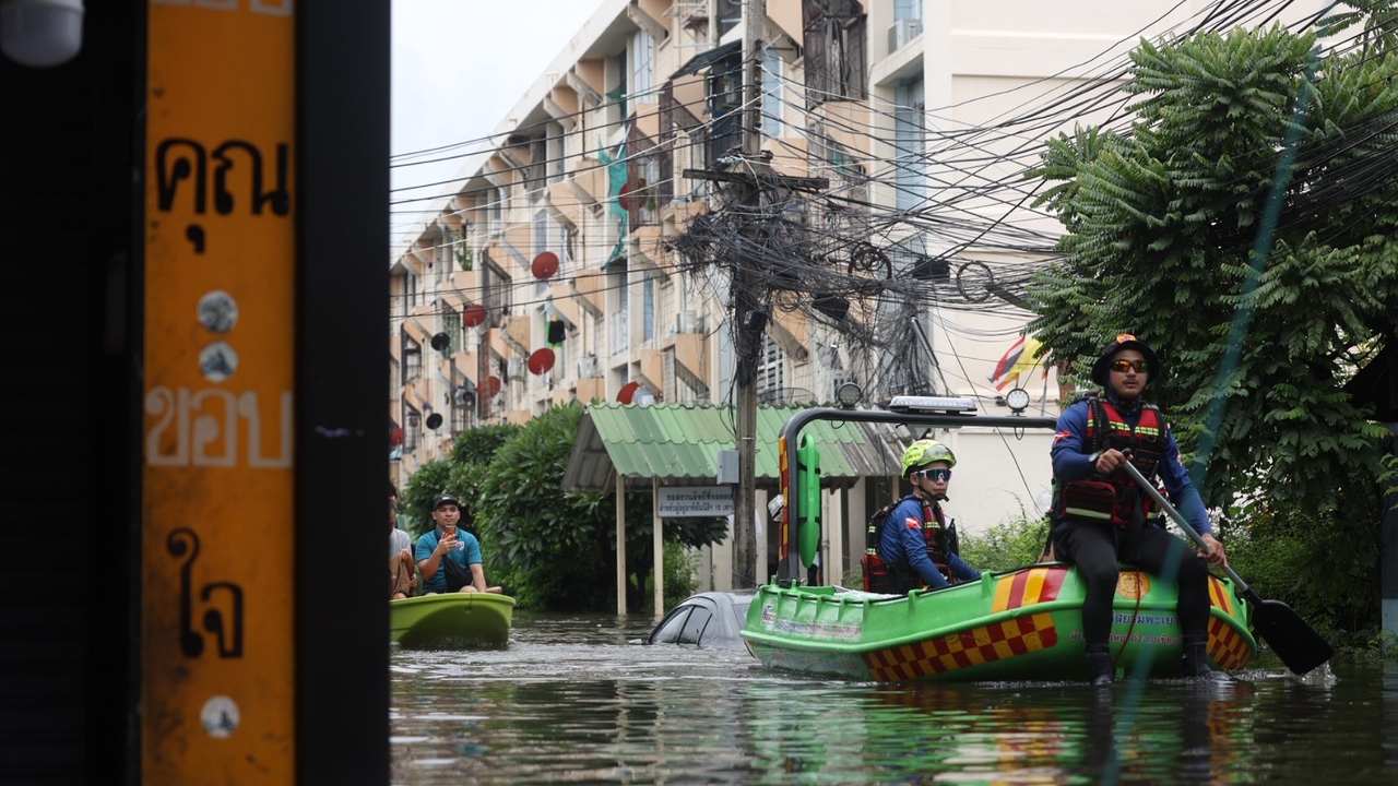 การไฟฟ้านครหลวงจ่ายกระแสไฟฟ้ากลับคืนชาวเคหะชุมชนคลองจั่นและเคหะร่มเกล้าแล้ว 
